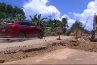 Nhiều đoạn tuyến trên Quốc lộ 40B nối tỉnh Quảng Nam và Kon Tum bị hư hỏng nặng, phải thường xuyên sửa chữa, dặm vá.