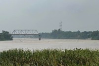 Cầu Phong Châu sập sáng ngày 9/9, thông tin ban đầu có một số phương tiện giao thông và người bị rơi xuống sông. Ảnh: Vietnamnet