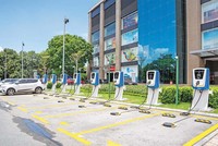 Trạm sạc xe điện của VinFast tại Vincom Plaza Long Biên.