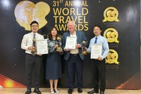 Chủ tịch Giải thưởng Du lịch thế giới (World Travel Award) Graham Cooke trao Cúp và chứng nhận ba giải thưởng du lịch cho lãnh đạo Sở Du lịch Hà Nội.