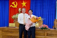 Phó bí thư Thường trực Tỉnh ủy, Chủ tịch HĐND tỉnh An Giang Lê Văn Nưng tặng hoa chúc mừng ông Hồ Văn Mừng. Ảnh: angiang.gov.vn