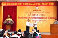 Đại diện ngành Ngân hàng, đồng chí Đào Minh Tú - Phó Thống đốc Thường trực NHNN, Chủ tịch Công đoàn Ngân hàng Việt Nam trao số tiền 38,4 tỷ đồng tại lễ phát động của UBTW MTTQ Việt Nam để ủng hộ đồng bào bị thiệt hại do bão số 3