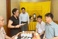 Ông Bùi Văn Thảo, Phó tổng giám đốc PJICO (áo xanh đứng giữa) đến thăm hỏi, động viên gia đình người bị nạn