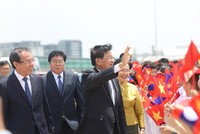 Chuyến thăm của Tổng Bí thư, Chủ tịch nước Lào thực hiện trong bối cảnh hai Đảng, hai nước đang triển khai mạnh mẽ Nghị quyết của mỗi Đảng và tích cực chuẩn bị Đại hội Đảng các cấp, tiến tới Đại hội toàn quốc của mỗi Đảng.