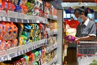 Người tiêu dùng mua sắm tại siêu thị ở Hà Bắc, Trung Quốc. (Ảnh: THX/TTXVN)