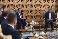 Bộ trưởng Kinh tế và Tài chính Iran Abdolnaser Hemmati và Cố vấn cấp cao của Tổng thống Nga Igor Levitin trong cuộc họp tại Tehran. Ảnh: en.irna.ir