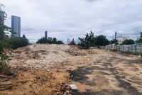 Sở Tài nguyên và Môi trường TP. Đà Nẵng yêu cầu Trung tâm Phát triển quỹ đất báo cáo việc quản lý khu đất ký hiệu A1-2-1 (4 mặt tiền đường Phạm Văn Đồng, Ngô Quyền, An Đồn 2, Hoàng Đức Lương, quận Sơn Trà). Ảnh: Linh Đan 