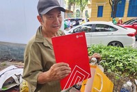 Ông Nguyễn Anh Tú cầm trên tay tập giấy tờ liên quan đến lô trái phiếu trị giá 300 triệu đồng liên quan đến Tập đoàn Vạn Thịnh Phát.