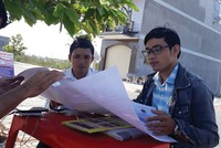 Phóng viên đi khảo sát thực tế thị trường để có thông tin chính xác, thiết thực