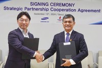 Đại diện PVCFC và Samsung C&T trao đổi văn kiện ký kết, mở ra cơ hội hợp tác sâu rộng trong lĩnh vực phân bón