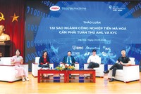 Ông Trần Huyền Dinh (ngoài cùng bên phải) trong một cuộc thảo luận về pháp lý cho lĩnh vực blockchain tại trụ sở Ngân hàng Nhà nước Việt Nam