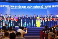 Thủ tướng Chính phủ Phạm Minh Chính chụp ảnh lưu niệm với doanh nghiệp nhận giấy chứng nhận đăng ký đầu tư, quyết định chấp thuận chủ trương đầu tư