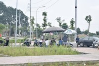 Các hội, nhóm tìm khách mua lại những lô đất đấu giá. Ảnh: Thanh Vũ