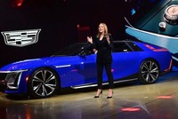 Bà Mary Barra, Chủ tịch và Giám đốc điều hành GM, phát biểu trong buổi ra mắt xe điện Cadillac Celestiq tại Los Angeles, ngày 17/10/2022. Ảnh: AFP 