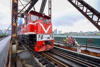 Tàu khách Hà Nội - Hải Phòng qua cầu Long Biên. (Nguồn: VNR)