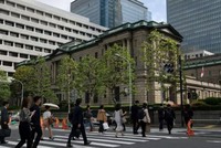 Bên ngoài Trụ sở BoJ. (Ảnh: AFP)