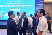 Lãnh đạo UBND tỉnh Quảng Ngãi trao đổi với nhà đầu tư bên lề hội nghị 