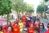 Trải nghiệm áo dài thưởng lãm phố phường Hà thành trên xe buýt 2 tầng