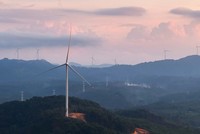 Dự án điện gió Monsoon 600 MW tại Lào sẽ bán điện về Việt Nam, dự kiến sẽ vận hành thử nghiệm vào tháng 12/2024, sớm hơn 2 tháng so với kế hoạch trước đó. Dự án này có giá trị 950 triệu USD, trải dài qua các tỉnh Sekong và Attapeu ở Lào và có 133 tua bin gió cùng với đường dây truyền tải dài 22 km qua biên giới Lào-Việt Nam. (Ảnh: The Next Media) 