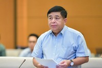 Bộ trưởng Bộ Kế hoạch và Đầu tư Nguyễn Chí Dũng trình bày tờ trình dự án Luật Đầu tư công sửa đổi.