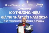 Phó Tổng giám đốc Vietjet Đỗ Xuân Quang nhận giải thưởng Top 25 thương hiệu giá trị nhất Việt Nam