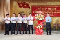 Bí thư Tỉnh ủy Thái Bình Ngô Đông Hải, cùng lãnh đạo tỉnh, huyện Hưng Hà tặng hoa chúc mừng doanh nghiệp, doanh nhân.