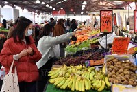 Người dân chọn mua thực phẩm tại một khu chợ ở Melbourne, Australia. Ảnh minh họa: AFP/TTXVN