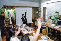 Việc tìm người kế thừa doanh nghiệp gia đình luôn là thách thức. Trong ảnh: Bà Vưu Lệ Quyên, người kế thừa thành công tại Biti’s trong một buổi đào tạo nhân viên 