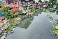 Một đoạn rạch Xuyên Tâm thuộc địa bàn quận Bình Thạnh bị ô nhiễm nặng. Ảnh: Lê Toàn 