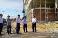 Bí thư Tỉnh uỷ Quảng Bình Vũ Đại Thắng (thứ hai từ phải sang) kiểm tra tiến độ dự án. Ảnh: Ngọc Mai