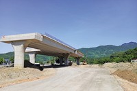 Dự án Đường ven biển nối cảng Liên Chiểu đang vướng giải phóng mặt bằng. Ảnh: Hoàng Anh