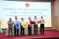 Lãnh đạo tỉnh Kiên Giang tặng hoa chúc mừng cán bộ được bầu, điều động nhận nhiệm vụ mới. Ảnh: N.Huy