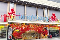 Thị trường mua bán - sáp nhập (M&A) những tháng cuối năm đang sôi động trở lại. Trong ảnh: Hung Vuong Plaza sau M&A thuộc quyền kiểm soát của KIDO (Ảnh: Lê Toàn) 