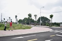 Nhà đầu tư mục sở thị lô đất 133,3 triệu đồng/m2. Ảnh: Thanh Vũ