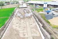 Thi công Dự án thành phần cao tốc Bắc - Nam phía Đông, đoạn Cần Thơ - Hậu Giang. Ảnh: A.M 