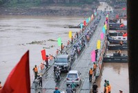 Việc đi lại giữa huyện Tam Nông và huyện Lâm Thao (Phú Thọ) trên trục Quốc lộ 32C hiện vẫn được thực hiện bằng cầu phao Phong Châu.