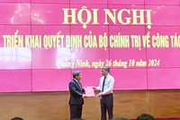 Ông Lê Minh Hưng - Ủy viên Bộ Chính trị, Bí thư Trung ương Đảng, Trưởng ban Tổ chức Trung ương (bìa phải) trao quyết định của Bộ Chính trị về công tác cán bộ cho ông Vũ Đại Thắng.