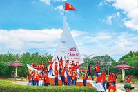 Định hướng phát triển của Cà Mau là trở thành địa phương mạnh về kinh tế biển. Trong ảnh: Du khách tham quan vùng Đất Mũi Cà Mau