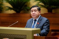 Bộ trưởng Bộ Kế hoạch và Đầu tư Nguyễn Chí Dũng trình bày Tờ trình Dự án Luật Đầu tư công (sửa đổi) tại phiên làm việc sáng 29/10 của Quốc hội. 