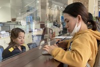 Người dân làm thủ tục tại Cục Thuế TP.HCM. Ảnh: Trọng Tín.