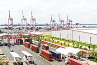 Xuất nhập khẩu là động lực chính cho phát triển ngành logistics. Trong ảnh: Xe container làm thủ tục thông quan tại Cảng quốc tế Long An 