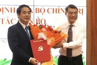 Ông Lê Minh Hưng (bên phải) trao quyết định của Bộ Chính trị cho ông Nghiêm Xuân Thành.