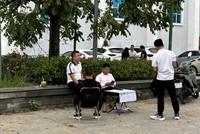 Những đội nhóm túc trực chờ bán chênh. Ảnh: Thanh Vũ