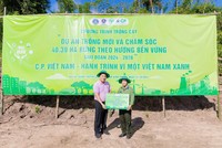 Đại diện C.P. Việt Nam, ông Sawang Chanprasert đã trao biểu trưng tài trợ dự án cho Ban Quản lý rừng phòng hộ Tà Thiết