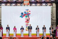 Lãnh đạo tỉnh Bình Dương và lãnh đạo Tập đoàn LEGO nhấn nút vận hành thử nhà máy sản xuất đồ chơi trẻ em LEGO.