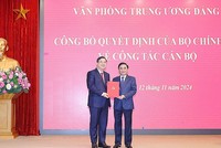 Ủy viên Bộ Chính trị, Thường trực Ban Bí thư, Chủ nhiệm Ủy ban Kiểm tra Trung ương Trần Cẩm Tú (bên phải) trao Quyết định cho tân Phó chánh Văn phòng Trung ương Đảng Phạm Gia Túc. Ảnh: Phương Hoa