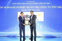 Ông Bùi Hoàng Hải - Phó Chủ tịch Ủy ban Chứng khoán Nhà nước trao tặng giải Top 10 Doanh nghiệp có thực hành Quản Trị Công Ty Tốt Nhất cho HDBank