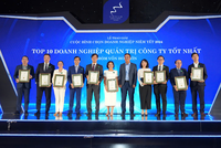 Ông Nguyễn Chí Thành – Tổng Giám đốc Chứng khoán SHS (thứ hai từ trái sang) vinh dự nhận chứng nhận bình chọn 