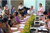 Người dân làm thủ tục vay vốn tại Ngân hàng Chính sách xã hội TP.HCM