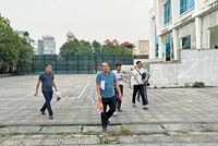 Hình ảnh những người tham gia đấu giá đất rời khỏi hội trường sau khi kết thúc phiên. Ảnh: Thanh Vũ 